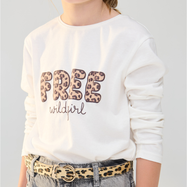 تيشيرت عليه عبارة ومزين برسمة جلد الفهد باللون البني الفاتح للفتيات